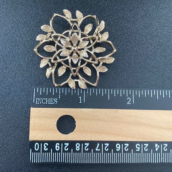 1962 SARAH COVENTRY “Peta-Lure” Flower Brooch - Picture 3 of 10